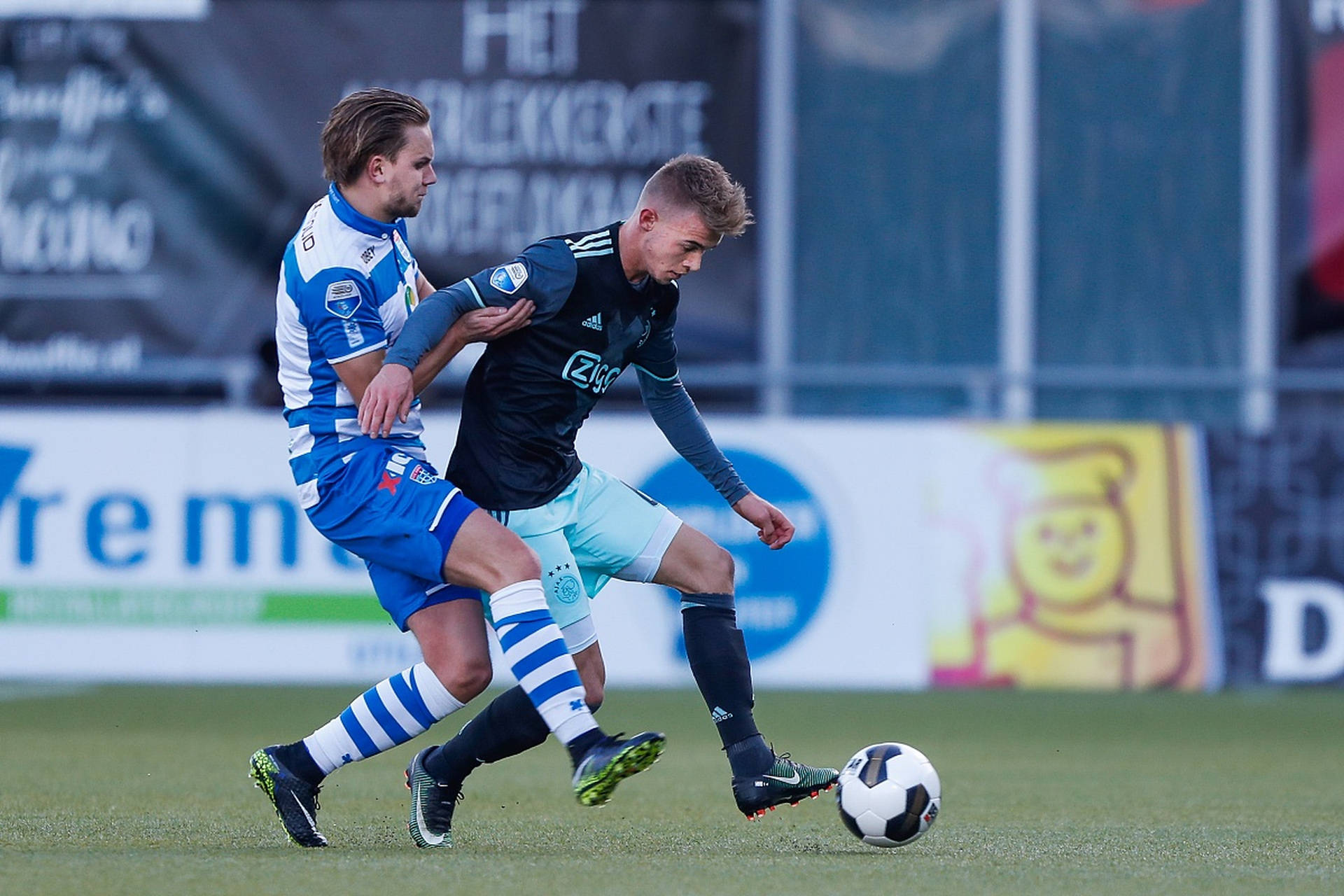 关于格拉茨球队强势进攻，摧毁对手防线的信息