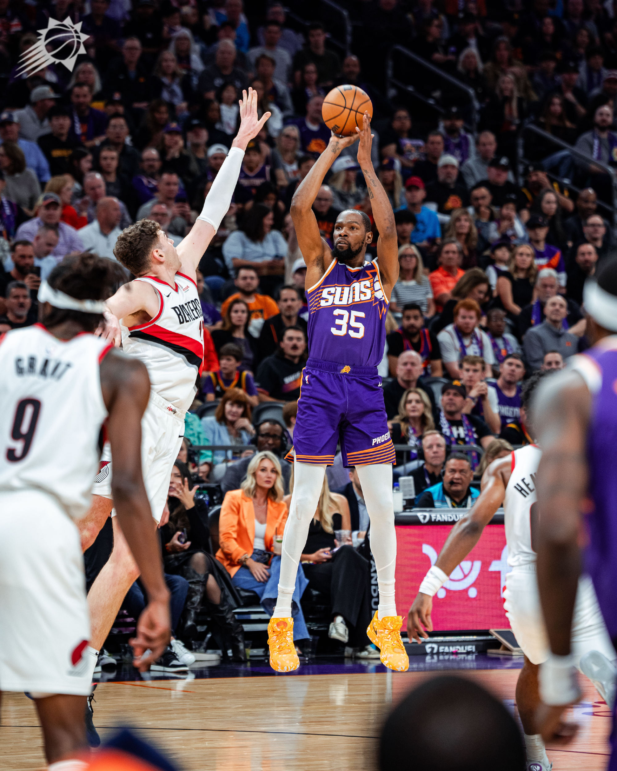 76人完胜希腊男篮，布克打破历史纪录