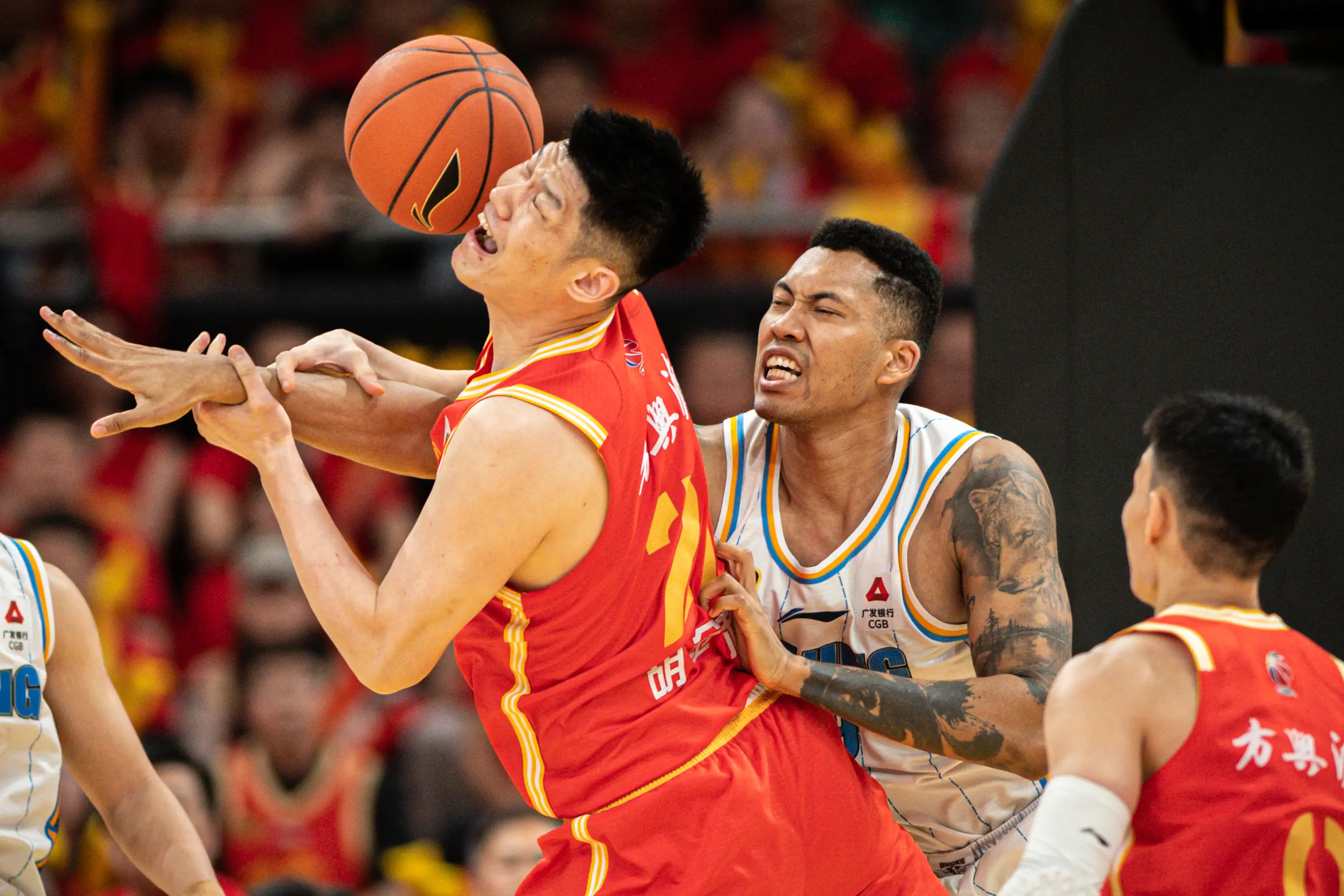 广州队横扫鹈鹕，浓眉哥关键制胜的简单介绍