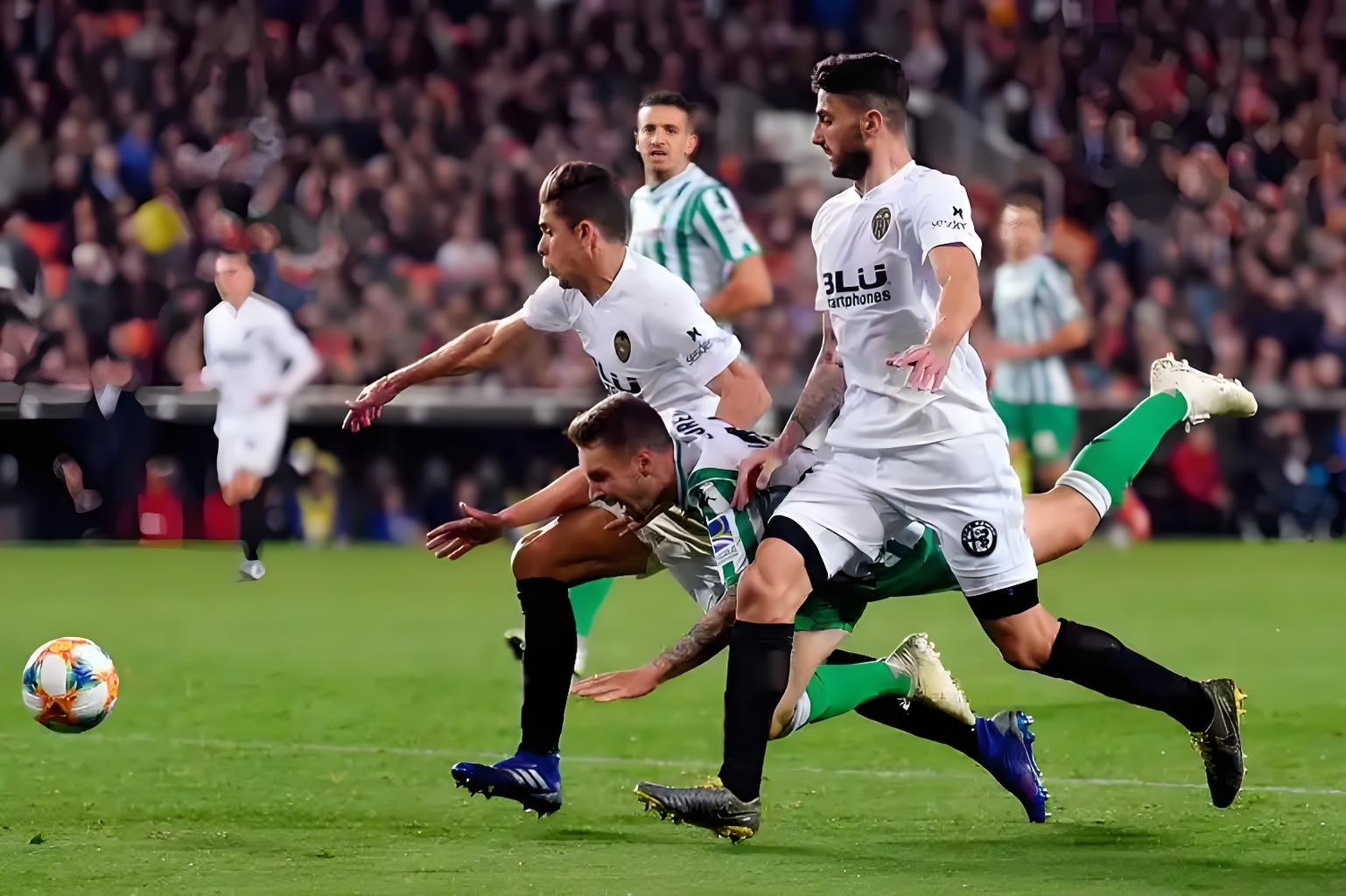 包含安德罗：阿森纳抢分对首位胜出沃特福德，球队实力备受肯定的词条