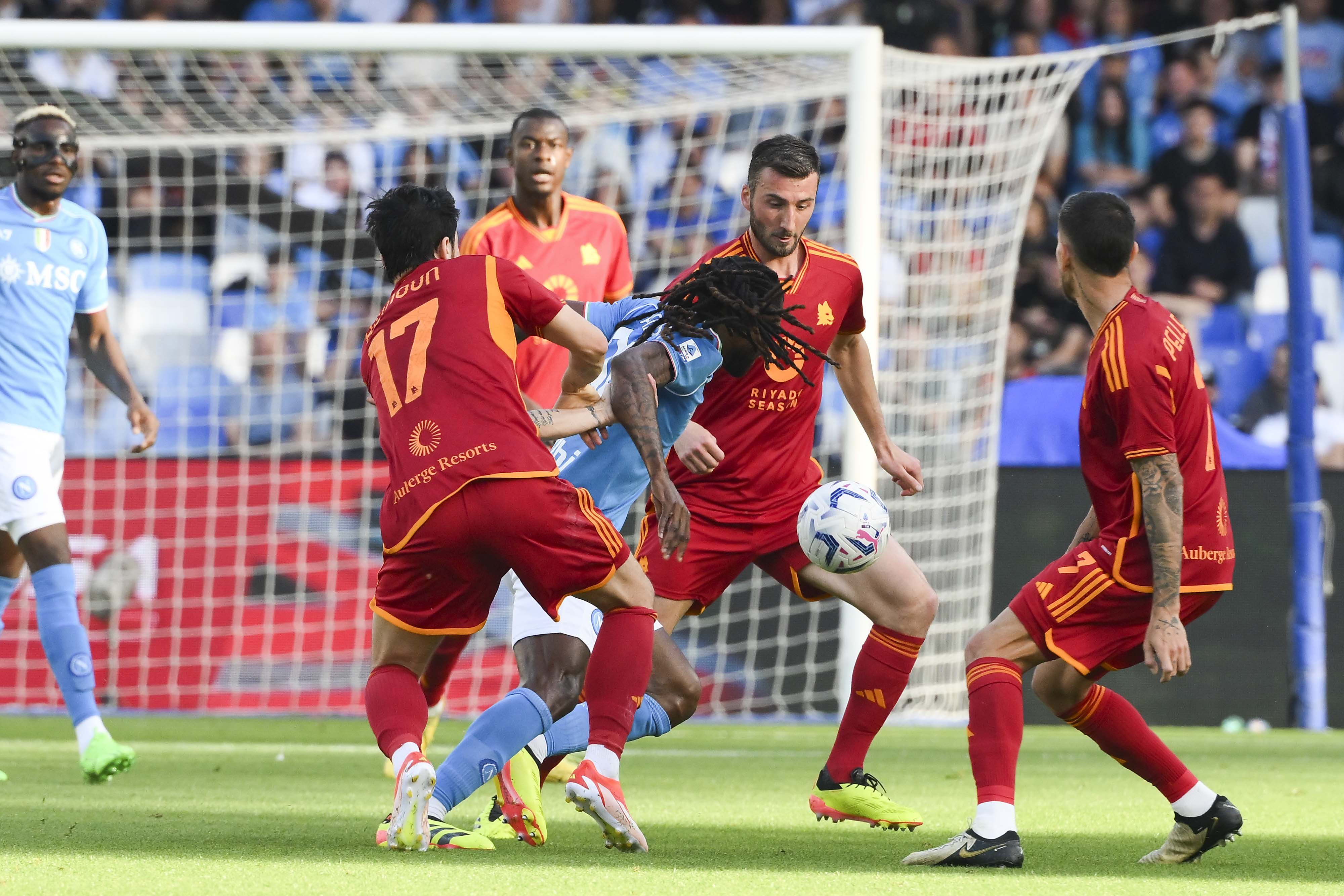 欧预赛赛场成火爆战场，球员们拼尽全力争胜的简单介绍