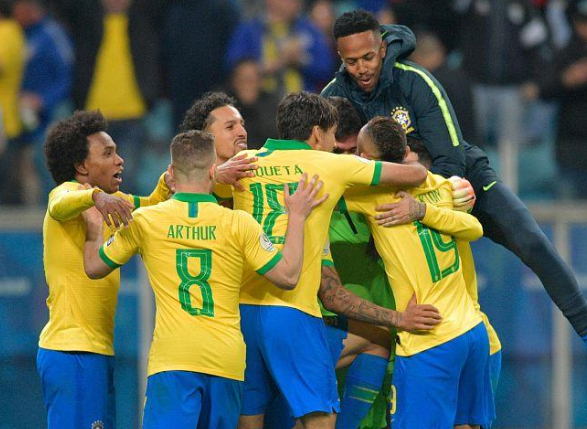 巴西男子篮球队在比赛中连续取胜，声势浩大