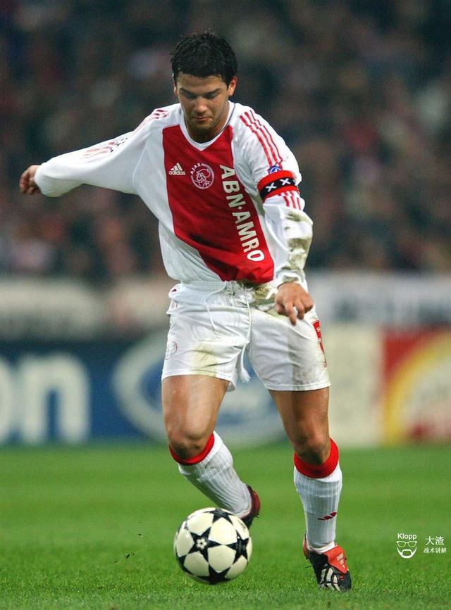 包含阿贾克斯新生力量崭露头角，球队士气高昂的词条