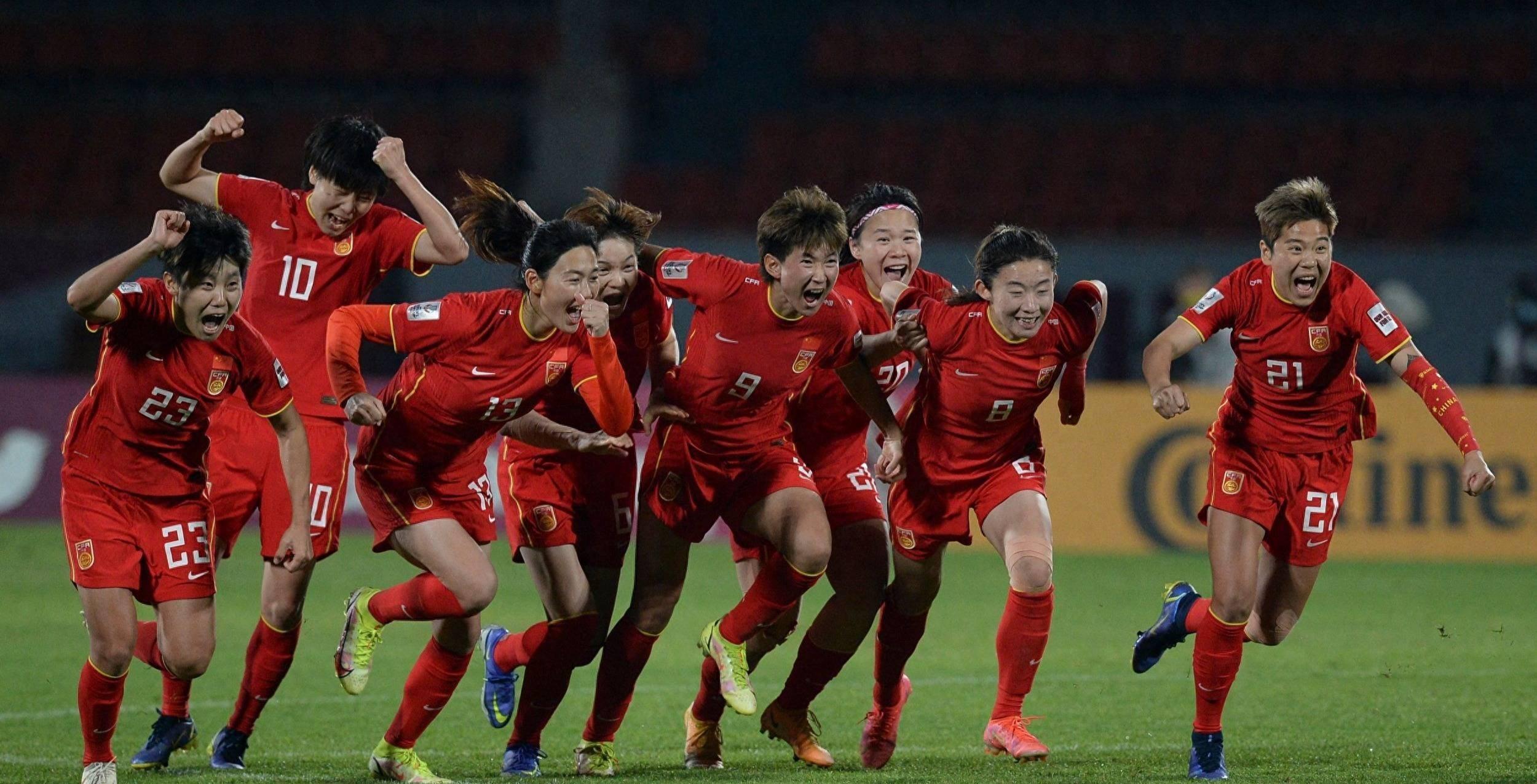 国际女足比赛中，运动员战斗精神彰显无疑