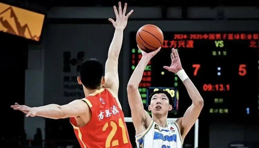 球队的篮球训练备战竞赛季，全员拼尽全力的简单介绍