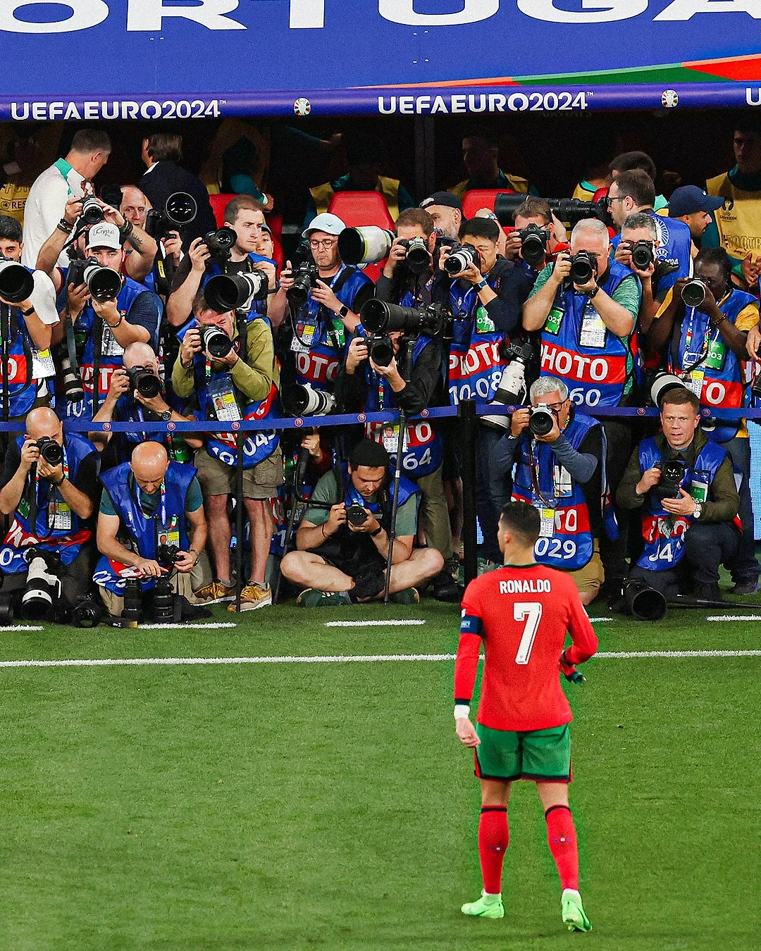 葡萄牙锋线球员在欧洲比赛中沉稳进球 葡萄牙锋线球员在欧洲比赛中沉稳进球