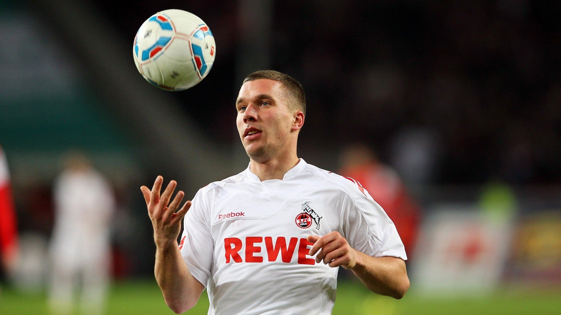 绿茵场与硬木地板的交响，维尼修斯爆发引领艺术足球，美国团队篮球以连续得分压制瑞士